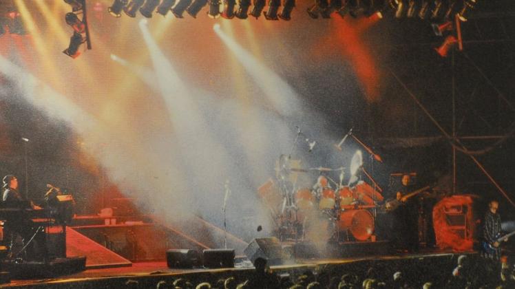 Toto bei Nacht: Die gigantische Lichtshow erstrahlte die 180 Quadratmeter große Bühne, auf der die Band 1995 Top-Act war. 