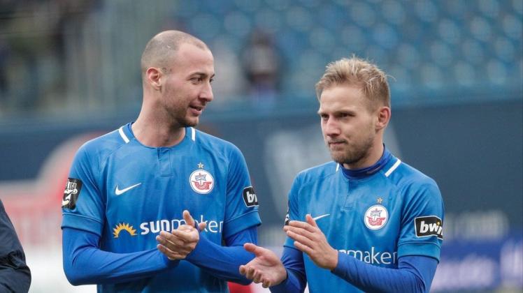 Die neue Doppelsechs des FC Hansa - Tanju Öztürk (links) und Stefan Wannenwetsch - verlieh dem Rostocker Spiel eine Menge Sicherheit. Foto: Andy Bünning