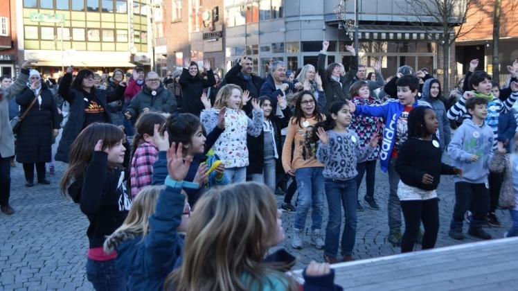 Auf dem Marktplatz in Delmenhorst positionierten sich gestern etwa 150 Besucher gegen Gewalt an Frauen. Foto: Christopher Bredow