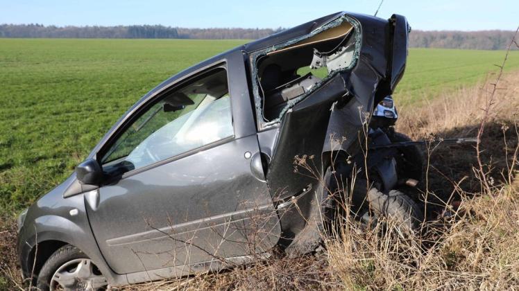 Folgenschwerer Foto-Halt: Eine Twingo-Fahrerin hält einfach auf Landstraße an, um Bilder von der Natur zu machen. Ein Citroen-Fahrer erkennt das Hindernis zu spät und fährt ungebremst auf. Folgenschwerer Foto-Halt: Eine Twingo-Fahrerin hält einfach auf Landstraße an, um Bilder von der Natur zu machen. Ein Citroen-Fahrer erkennt das Hindernis zu spät und fährt ungebremst auf.