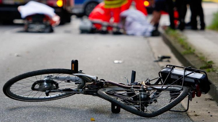 Ein Radfahrer ist bei einem Unfall in Delmenhorst verletzt worden. Symbolfoto: Daniel Bockwoldt/dpa