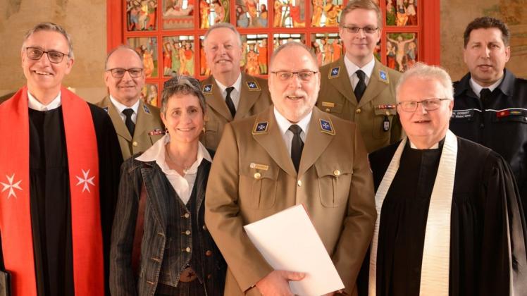 Freuen sich über den neuen Ortsverband in Hude: (v.l.): Pastor Dr. Stefan Welz, Regionalvorstand Wilfried Barysch, Petra Feige, Regionalvorstand Thomas Lemke, Andreas Feige, Regionalvorstand Markus Wedemeyer, Pastor Udo Dreyer und Martin Gobert, Dienststellenleiter Ahlhorn. Foto: Stefan Greiber Freuen sich über den neuen Ortsverband in Hude: (v.l.): Pastor Dr. Stefan Welz, Regionalvorstand Wilfried Barysch, Petra Feige, Regionalvorstand Thomas Lemke, Andreas Feige, Regionalvorstand Markus Wedemeyer, Pastor Udo Dreyer und Martin Gobert, Dienststellenleiter Ahlhorn. Foto: Stefan Greiber