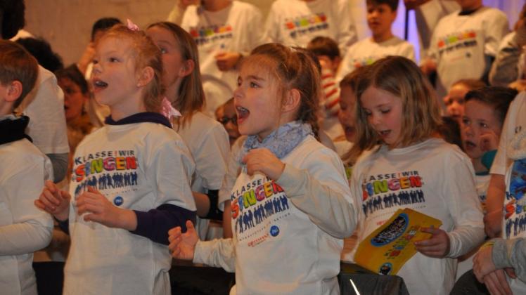 Singen verbindet: Das merkten auch die rund 350 Schüler aus fünf Schulen aus Rostock und Umgebung.