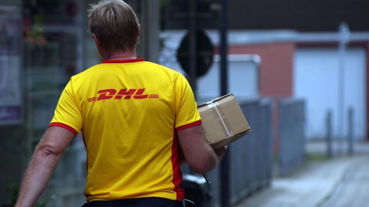 Paketzusteller der Deutschen Post DHL haben viel zu tun. Sie sind immer in Eile, damit die Sendung möglichst pünktlich beim Kunden sind.