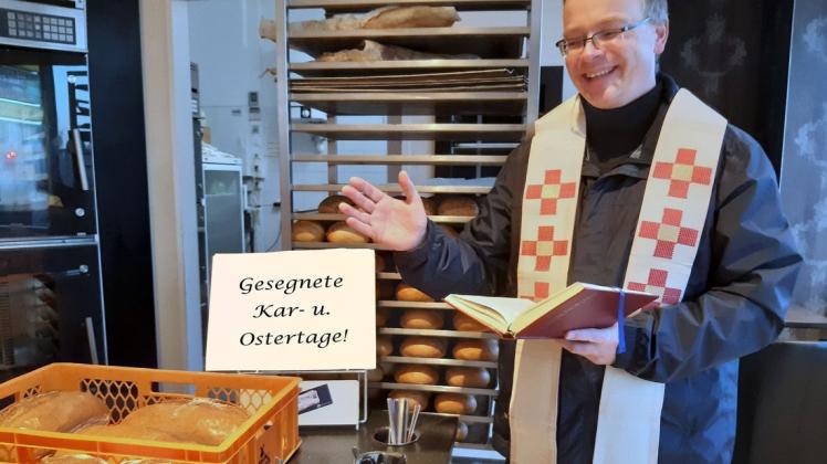 Viel zu tun hat Harens Pastor Tobias Kotte am Gründonnerstag um alle bestellten Brote pünktlich zu weihen.