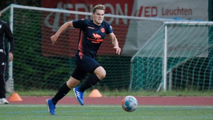 Mit einem frühen Doppelpack /15., 17.) stellte Jonah Grest für den FC Förderkader die Weiche auf Sieg. Am Ende hieß es 4:0 gegen den FSV Kühlungsborn. Mit einem frühen Doppelpack /15., 17.) stellte Jonah Grest für den FC Förderkader die Weiche auf Sieg. Am Ende hieß es 4:0 gegen den FSV Kühlungsborn.