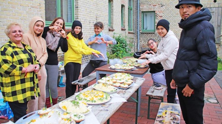 Eine Gruppe unter den 180 Teilnehmern der Fetten Weide sind fünf Mädchen und ein Junge aus Afghanistan sowie zwei Mädchen aus dem Iran. Unter der Leitung von Jila Tahery aus dem Iran (links) bereiteten sie ein persisches Essen für alle Teilnehmer zu.