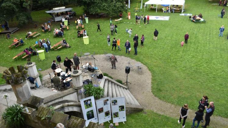 Ein Blick aus der Beletage des Herrenhauses Vogelsang in den englischen Landschaftspark: Am Samstag befassten sich rund 200 Gäste mit dem Thema Zukunft.