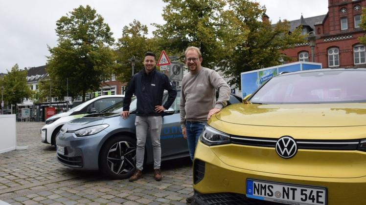 Oberbürgermeister Tobias Bergmann (Mitte) hat manchmal Probleme, sein E-Auto zu laden. Adrian Holtmann informierte über E-Mobilitätsangebote der Stadtwerke-Tochter Nonoxx. 
geleast.