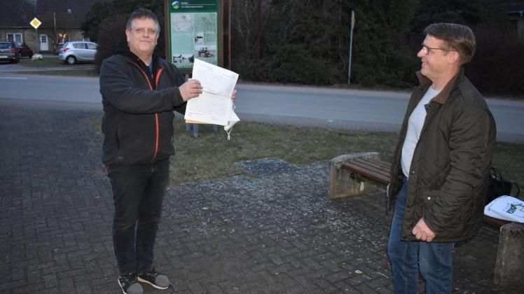 Mit vielen Unterschriften und einen offenen Brief war Jörg Abrahamczyk (l.) von der Bürgerinitiative Wendorf zur Gemeindevertretersitzung nach Kuhlen gekommen.