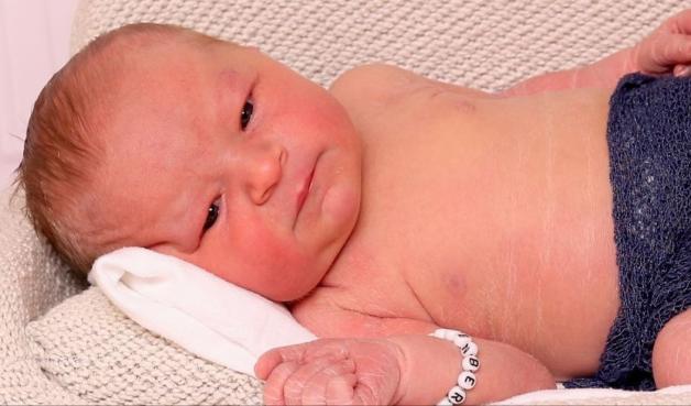 Hallo! Mein Name ist Tom. Ich bin am 5. Februar im JHD geboren worden. Bei meiner Geburt um 15.02 Uhr hatte ich ein Gewicht von 3896 Gramm und eine Länge von 55 Zentimetern. Ich freue mich auf meine erste Lebenszeit mit meinen Eltern Saskia und Martin Wollenberg aus Ganderkesee. Hallo! Mein Name ist Tom. Ich bin am 5. Februar im JHD geboren worden. Bei meiner Geburt um 15.02 Uhr hatte ich ein Gewicht von 3896 Gramm und eine Länge von 55 Zentimetern. Ich freue mich auf meine erste Lebenszeit mit meinen Eltern Saskia und Martin Wollenberg aus Ganderkesee.
