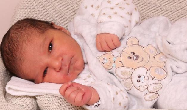 Mit wachem Blick schaue ich mir die Welt da draußen an. Georgi ist mein Name und schon seit dem 7. Februar bin ich auf der Welt. Meine Mutter Ivalina Koleva und mein Vater Blajo Dimitsov aus Delmenhorst mussten für mich eine Nachtschicht einlegen, denn geboren bin ich um 2.52 Uhr im JHD. Auf stolze 4130 Gramm und 56 Zentimeter Länge habe ich es dabei gebracht. Foto: Galina Kraider Mit wachem Blick schaue ich mir die Welt da draußen an. Georgi ist mein Name und schon seit dem 7. Februar bin ich auf der Welt. Meine Mutter Ivalina Koleva und mein Vater Blajo Dimitsov aus Delmenhorst mussten für mich eine Nachtschicht einlegen, denn geboren bin ich um 2.52 Uhr im JHD. Auf stolze 4130 Gramm und 56 Zentimeter Länge habe ich es dabei gebracht. Foto: Galina Kraider
