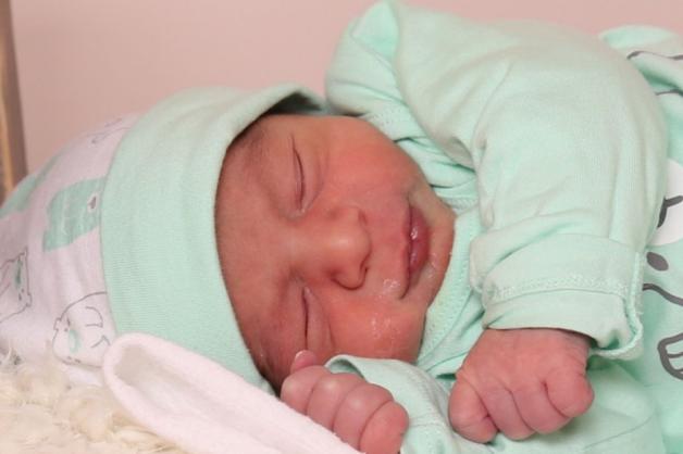 Erstmal gemütlich ein Schläfchen halten: So ruhig hat es der kleine Sebastian bei seinem ersten Fototermin angehen lassen. Am 27. Mai um 13.21 Uhr hat er im JHD das Licht der Welt erblickt. Dabei maß er von Kopf bis Fuß 52 Zentimeter und brachte 3150 Gramm auf die Waage. In Empfang nahmen ihn seine Eltern Veska Pavlova und Slavcho Slavchev. Foto: Galina Kraider Erstmal gemütlich ein Schläfchen halten: So ruhig hat es der kleine Sebastian bei seinem ersten Fototermin angehen lassen. Am 27. Mai um 13.21 Uhr hat er im JHD das Licht der Welt erblickt. Dabei maß er von Kopf bis Fuß 52 Zentimeter und brachte 3150 Gramm auf die Waage. In Empfang nahmen ihn seine Eltern Veska Pavlova und Slavcho Slavchev. Foto: Galina Kraider