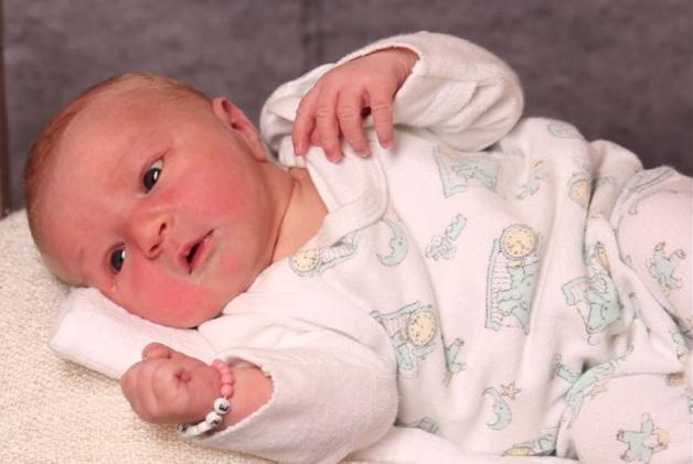 Hallo! Ich will mich vorstellen: Mein Name ist Yuna Naemi, und ich bin neu auf der Welt. Geboren wurde ich am 15. September früh morgens um 1.36 Uhr im Josef-Hospital in Delmenhorst. Bei meiner Geburt hatte ich eine Länge von 51 Zentimetern und wog 3540 Gramm. Mit mir freuen sich meine Mutter Katharina Schulze und mein Vater Torben Schulze.
Hallo! Ich will mich vorstellen: Mein Name ist Yuna Naemi, und ich bin neu auf der Welt. Geboren wurde ich am 15. September früh morgens um 1.36 Uhr im Josef-Hospital in Delmenhorst. Bei meiner Geburt hatte ich eine Länge von 51 Zentimetern und wog 3540 Gramm. Mit mir freuen sich meine Mutter Katharina Schulze und mein Vater Torben Schulze.