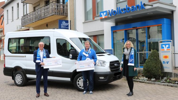 Scheckübergabe: (von links) Volksbank-Vorstand Thomas Ruff, Jürgen Mentrup von SV Bad Laer und Filialleiterin Katharina Avermeyer. Scheckübergabe: (von links) Volksbank-Vorstand Thomas Ruff, Jürgen Mentrup von SV Bad Laer und Filialleiterin Katharina Avermeyer.