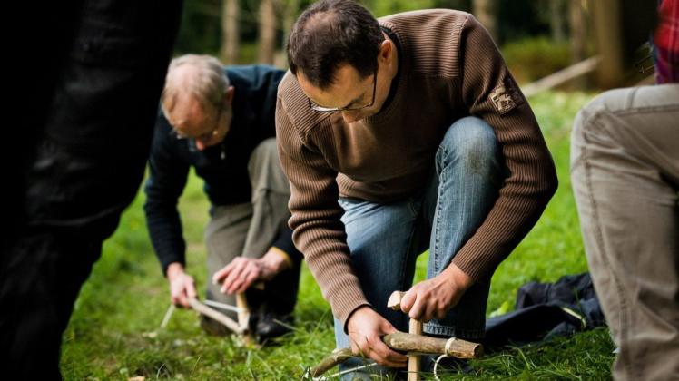 In der Natur- und Wildnisschule Teutoburger Wald in Halle Westfalen können Interessierte lernen, wie man ohne Streichhölzer Feuer machen kann