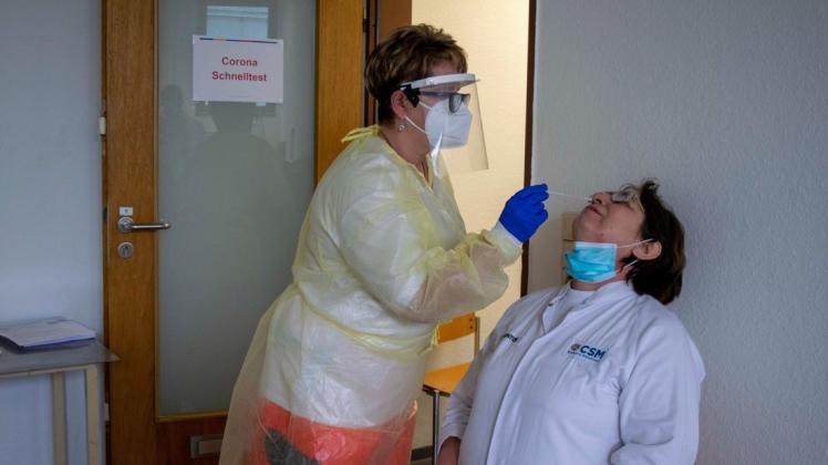 CSM-Mitarbeiterin Elena Gentow lässt sich von DRK-Mitarbeiterin Margarete Paschek auf das Coronavirus testen.