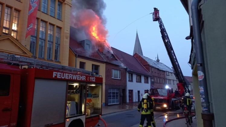 Flammen schlagen aus dem Dachgeschoss des Wohnhauses in der Schloßstraße.