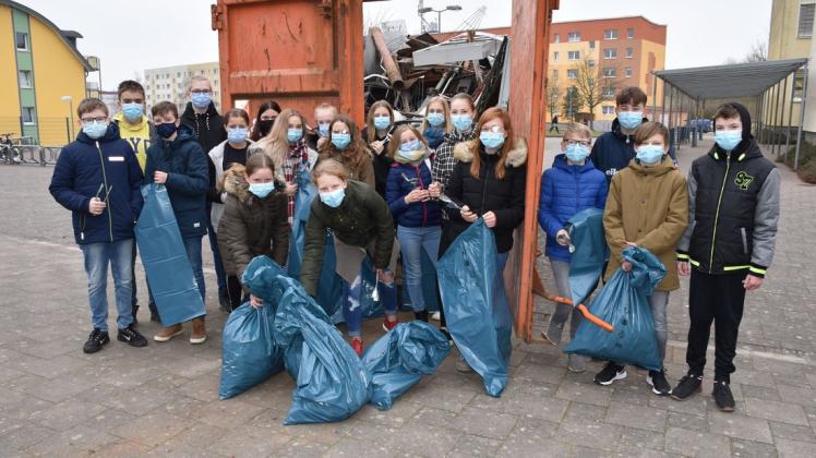 Mädchen und Jungen der Klasse 6b der Heinrich-Heine-Schule Gadebusch sammelten Müll. Im Hintergrund der Container mit dem Schrott.