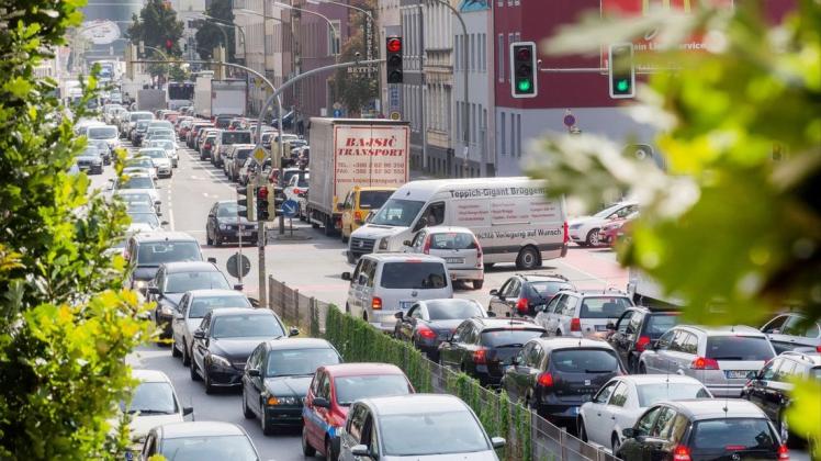 Osnabrück: #Stau in Osnabrück_hier am Berliner Platz. Nichts geht mehr auf Osnabrücks Straßen. Damit solche Bilder irgendwann der Vergangenheit angehören, kann sich die Stadt jetzt für ein Förderprogramm des Bundes bewerben. Foto: Jörn Martens