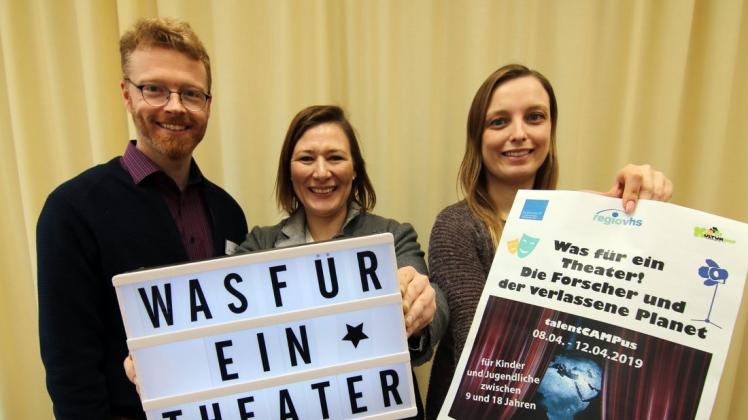 Vorhang auf heißt es in der ersten Osterferienwoche. Dann veranstalten Dr. Jens Kohne, Nadja Groeger und Insa Wegener von der regioVHS gemeinsam mit dem Kulturhof Hude und der Diakonie den zweiten Talentcampus für Kinder und Jugendliche. Foto: Bettina Dogs-Prößler Vorhang auf heißt es in der ersten Osterferienwoche. Dann veranstalten Dr. Jens Kohne, Nadja Groeger und Insa Wegener von der regioVHS gemeinsam mit dem Kulturhof Hude und der Diakonie den zweiten Talentcampus für Kinder und Jugendliche. Foto: Bettina Dogs-Prößler