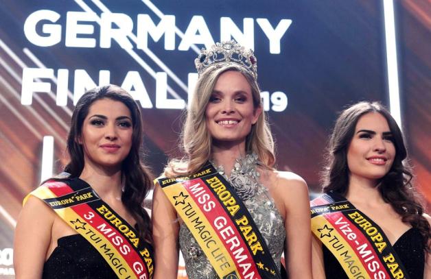 Siegerin Nadine Berneis (Mitte) mit Miss Sachsen, Anastasia Aksak (links), die auf den dritten Platz kam, und rechts Miss Hamburg, Pricilla Klein, die auf zweiten Platz kam.  Foto: dpa/Uli Deck