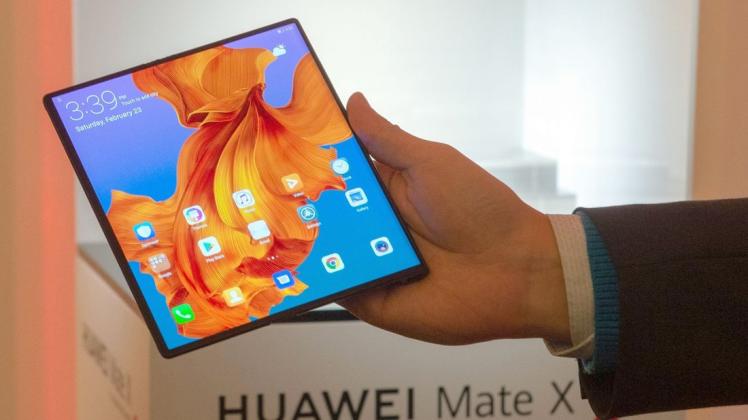 Smartphone-Bildschirme werden immer größer. Ermöglicht wird das durch neue Techniken wie hier beim "Mate X" von Huawei. 