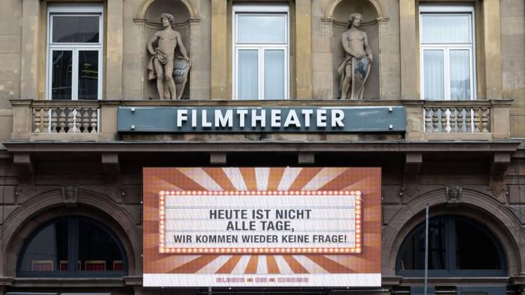 Werbekosten: Eine Werbeanzeige zeigt an der Fassade eines Gebäudes, in dem sich ein Kino befindet, den Schriftzug "Heute ist nicht alle Tage, wir kommen wieder, keine Frage!"
