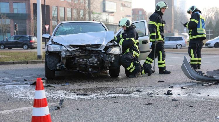 Unfall in Rostocker Innenstadt: Zwei Autos stoßen heftig auf Kreuzung Lange Straße/Am Kanonsberg zusammen, Frau leicht verletzt
