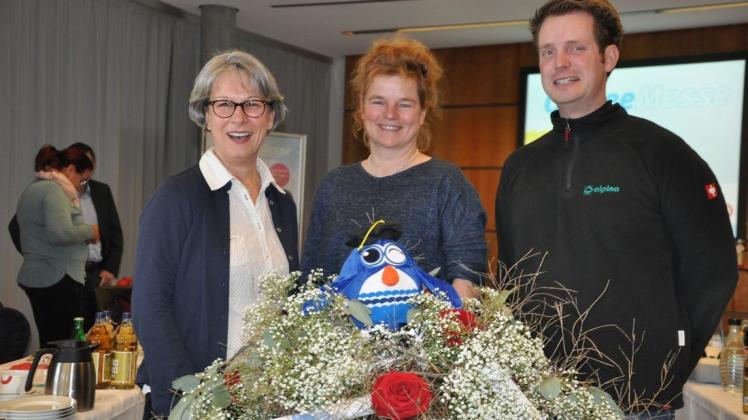Die Uni-Eule Alma schwebt auf Wolke Sieben: Katrin Körber, Christina Bade-Markgraf und Florian Beck geben mit diesem Blumenstrauß einen kleinen Vorgeschmack auf den Floristenwettbewerb.