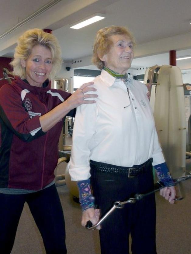 Übungsleiterin Andrea Bänsch arbeitet mit Malene Engel auf der Trainingsfläche im Mellaktiv an der aufrechten Körperhaltung. Foto: Heike Dierks