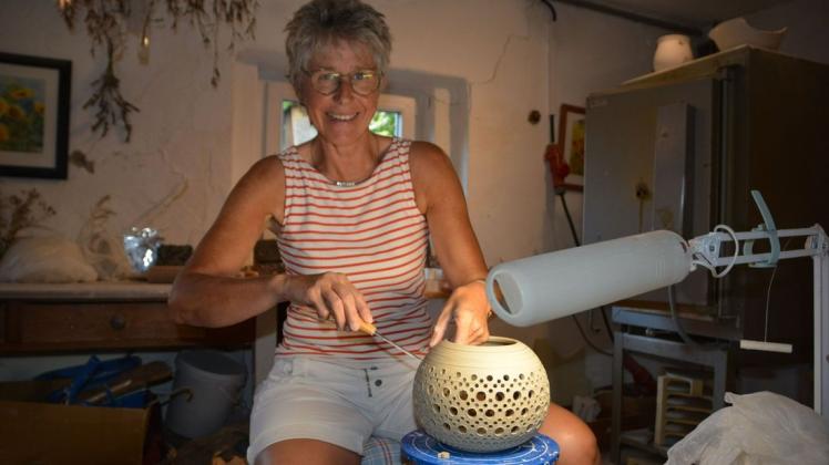 Durch einen neuen Beruf zu einem glücklichen Leben: Keramikerin Urte Burkhardt an der Scheibe in ihrer Ladenwerkstatt in Risum-Lindholm.