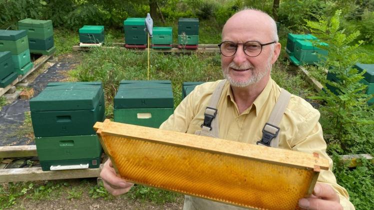 Seit 25 Jahren ist Alwin Leistikow Imker. In Rosenow bewirtschaftet er aktuell 17 Bienenvölker.