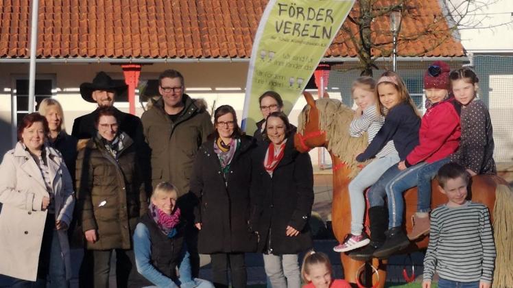 Die Wellingholzhausener Grundschüler freuen sich über zwei große Holzpferde auf dem Schulhof, die der Förderverein gestiftet hat. Foto: Förderverein Die Wellingholzhausener Grundschüler freuen sich über zwei große Holzpferde auf dem Schulhof, die der Förderverein gestiftet hat. Foto: Förderverein