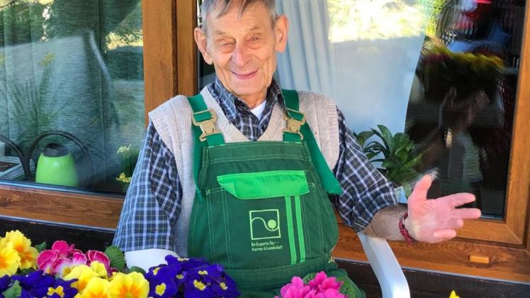 So kennen die Papenburger den Jubilar: Ernst Naschke in grüner Arbeitskleidung und von Pflanzen umgeben. Foto: S. Risius-Hartwig So kennen die Papenburger den Jubilar: Ernst Naschke in grüner Arbeitskleidung und von Pflanzen umgeben. Foto: S. Risius-Hartwig