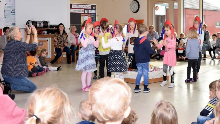 Eine slowenischen Volkstanz führten Kinder in Ankumer Kindergarten St. Nikolaus in einer vorgezogenen Weltgebetstagsfeier auf. Fotos: Burkhard Dräger