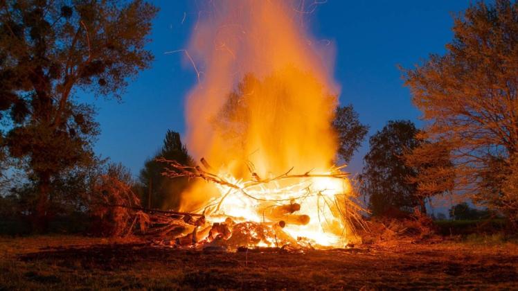 Osterfeuer müssen in Georgsmarienhütte in diesem Jahr erneut ausfallen (Symbolbild).