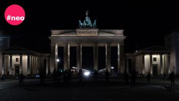 Licht aus: Weltweit beteiligen sich zahlreiche Städte am Earth Hour Day. Auch das Brandenburger Tor wird abgedunkelt.