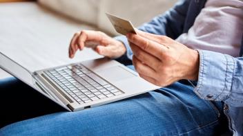 Beim Bezahlen stehen Dienste wie Paypal oder Sofortüberweisung hoch im Kurs. Auch die Kreditkarte bleibt ein gefragtes Zahlungsmittel.