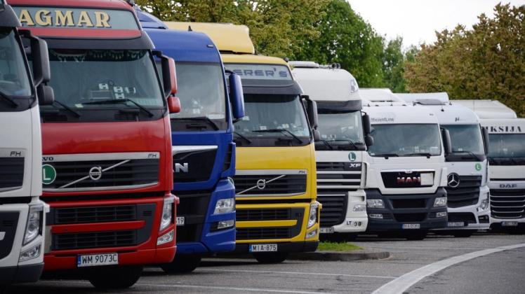 Die Wirtschaft befürchtet wegen der Zwangspause des doppelten Feiertags auch volle Parkplätze an den Autobahnen. Die Wirtschaft befürchtet wegen der Zwangspause des doppelten Feiertags auch volle Parkplätze an den Autobahnen.