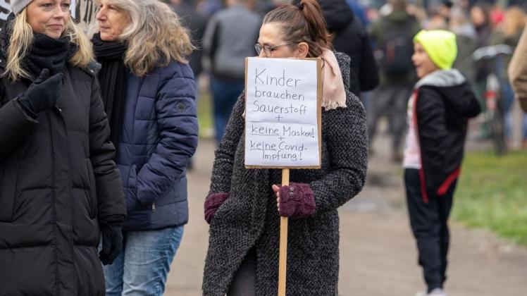 Was Kinder nicht brauchen, ist vor allem eines: die aufgeladene Stimmung auf Corona-Demonstrationen, betont der Kinderschutzbund Osnabrück.