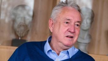 Uwe Beckmann, ehemaliger Handelsrichter beim Landgericht Osnabrück, in seinem Büro bei Q1 Energie, wo er Vorsitzender des Aufsichtsrats ist.