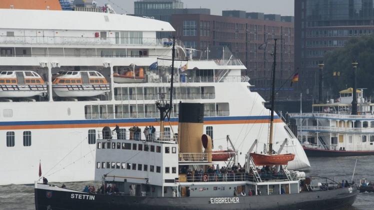 Die "MS Europa 2" im Hamburger Hafen: Das Kreuzfahrtschiff von Hapag-Lloyd Cruises muss wegen eines Corona-Ausbruchs eine Reise vorzeitig beenden.