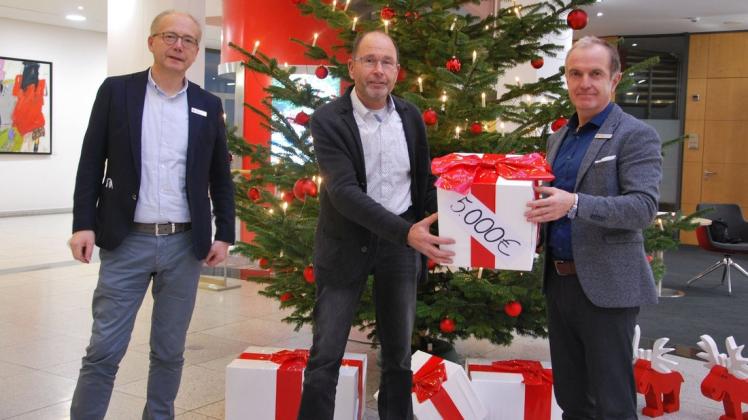 Die Sparkassenvorstände Josef Theißing (links) und Frank Finkmann (rechts) übergaben die Weihnachtsspende der Kreissparkasse Melle an den Vorsitzenden der Verkehrswacht Melle, Helmut Nolte.
