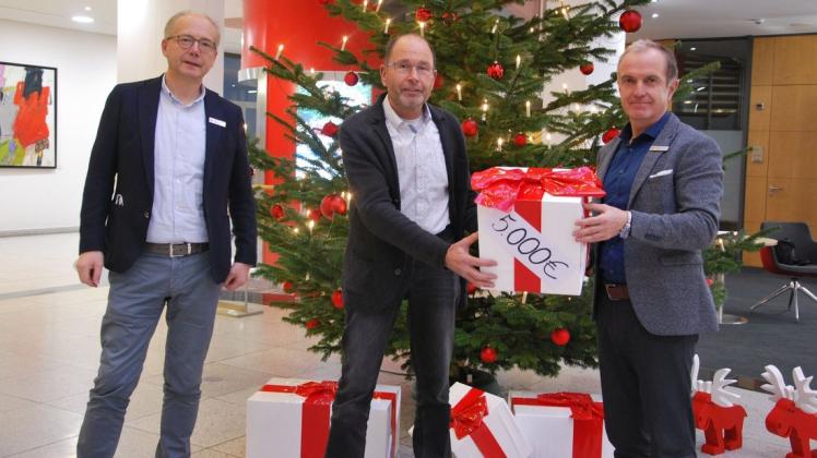 Die Sparkassenvorstände Josef Theißing (links) und Frank Finkmann (rechts) übergaben die Weihnachtsspende der Kreissparkasse Melle an den Vorsitzenden der Verkehrswacht Melle, Helmut Nolte. Die Sparkassenvorstände Josef Theißing (links) und Frank Finkmann (rechts) übergaben die Weihnachtsspende der Kreissparkasse Melle an den Vorsitzenden der Verkehrswacht Melle, Helmut Nolte.