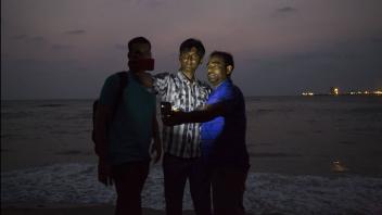 Haben ein großes Faible für Selfies: Inder am Strand von Kochi. Foto: imago/Sandra Weller

Indians make a Selfie Kochi India