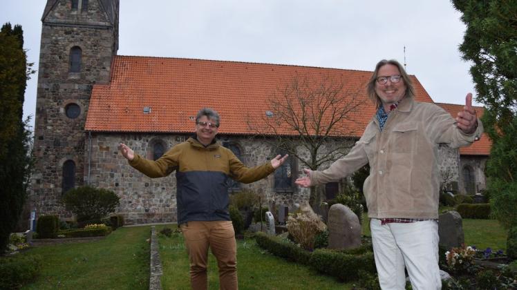 Die Pastoren Dirk Homrighausen (links) und Ole Halley laden zu unterschiedlichen Feierlichkeiten über die Ostertage ein.