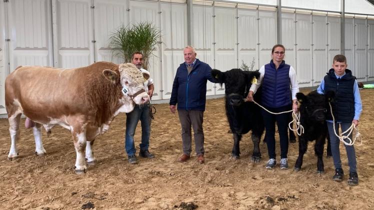 Minister Till Backhaus gratuliert Manfred Glaser (l.) und seiner Familie zu der erfolgreichen Rinderzucht.
