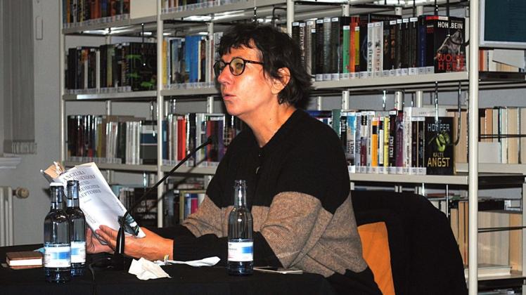 Sie fokussiert sich gern auf die skurrilen Typen: Autorin Angelika Klüssendorf bei der Lesung in der Uwe-Johnson-Bibliothek.