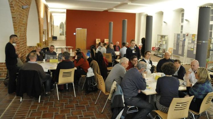 Etwa 30 Rostocker aus Politik, Verwaltung und Zivilgesellschaft diskutierten bereits 2018 den Leitfaden für Bürgerbeteiligung im Rathaussaal. Nun soll er umgesetzt werden.